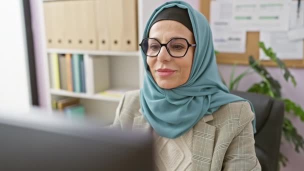 Uśmiechnięta Profesjonalistka Hidżabie Okularach Pracująca Biurze Otoczeniu Wnętrz — Wideo stockowe