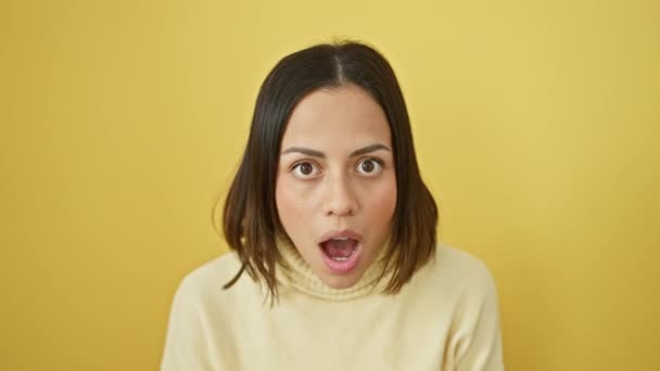 Młoda Piękna Latynoska Kobieta Nosząca Sweter Przerażona Zszokowana Zaskakującą Ekspresją — Wideo stockowe