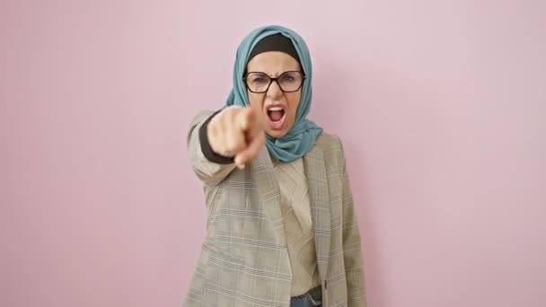 Іспаномовна Жінка Середнього Віку Хіджабі Люто Вказуючи Помітно Незадоволена Вона — стокове відео
