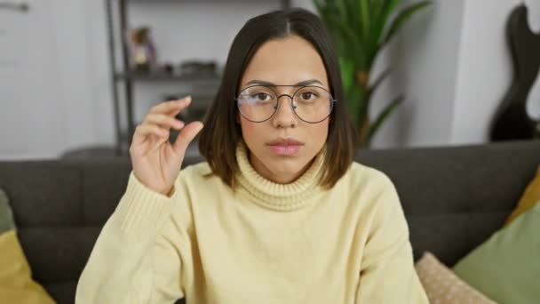Surpreendida Jovem Hispânica Removendo Seus Óculos Dentro Casa Com Aconchegante — Vídeo de Stock