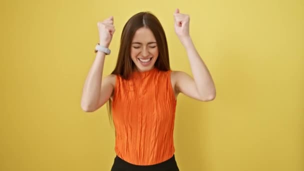Mujer Hispana Alegre Camiseta Sin Mangas Ganadora Gestual Gritando Felicidad — Vídeo de stock