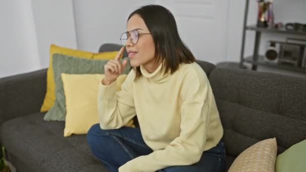 Young Beautiful Hispanic Woman Wearing Glasses Pointing Finger Successful Idea — Stock Video