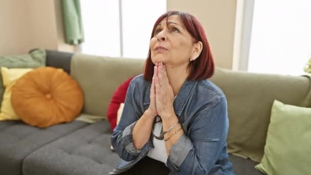 情绪激动的中年惊慌失措的女人绝望地在家里祈祷 双手合十 祈求希望 — 图库视频影像