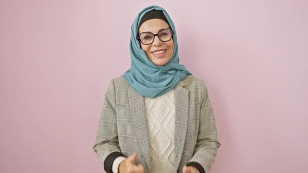 Lachende Zelfverzekerde Middelbare Leeftijd Spaanse Vrouw Hijab Wijzen Achter Met — Stockvideo