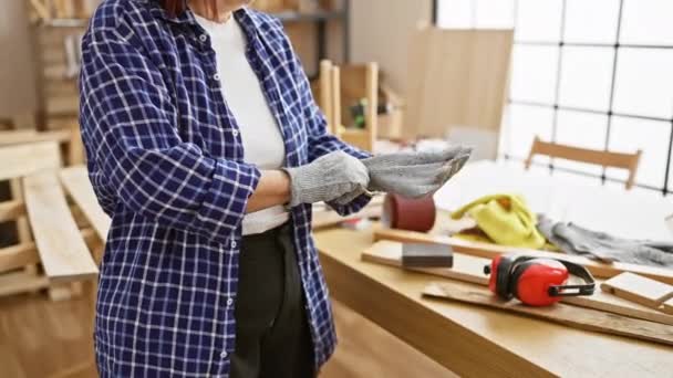 Uma Mulher Madura Usando Luvas Uma Oficina Carpintaria Cheia Ferramentas — Vídeo de Stock