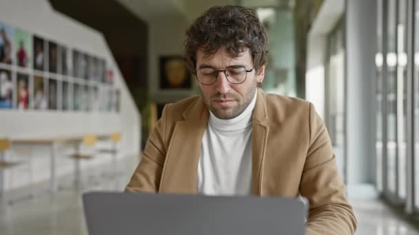 Przystojny Hiszpan Brodą Pracujący Laptopie Nowoczesnym Biurze Przekazujący Profesjonalizm Skupienie — Wideo stockowe