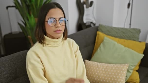 Jovem Mulher Hispânica Bonita Ostentando Óculos Simples Mas Deslumbrantes Captura — Vídeo de Stock