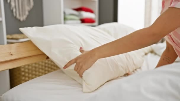 Młoda Latynoska Kobieta Leży Łóżku Jej Zrelaksowana Postawa Miękka Pościel — Wideo stockowe