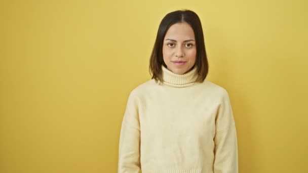Joven Mujer Hispana Alegre Vistiendo Hermoso Suéter Presentando Algo Emocionante — Vídeo de stock