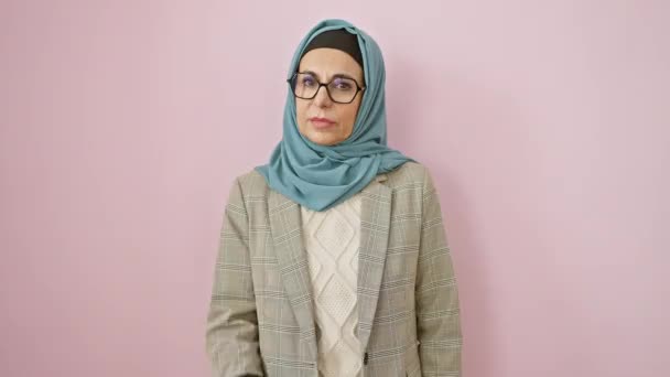 Karismatisk Medelålders Latinamerikansk Kvinna Hijab Uttrycker Förtroende Genom Ikoniska Italienska — Stockvideo