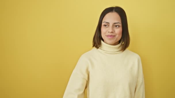 Joven Mujer Hispana Alegre Hermoso Suéter Con Confianza Para Apuntando — Vídeos de Stock
