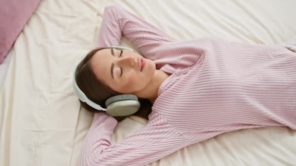 Mujer Relajada Escuchando Música Con Auriculares Entorno Dormitorio — Vídeos de Stock