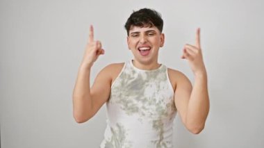 Çılgınca! Kolsuz tişörtlü genç, yakışıklı rock yıldızı heavy metal el sembolü kusuyor. İzole edilmiş beyaz arkaplanda sallanan ifade.