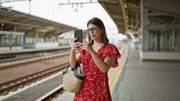 Gözlüklü Güzel Spanyol Kadın Tren Yolculuğunu Telefon Kulübesinde Kaydediyor Şehir — Stok video
