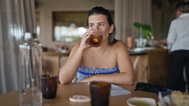 Mujer Hispana Joven Bebiendo Vaso Vermut Restaurante — Vídeos de Stock