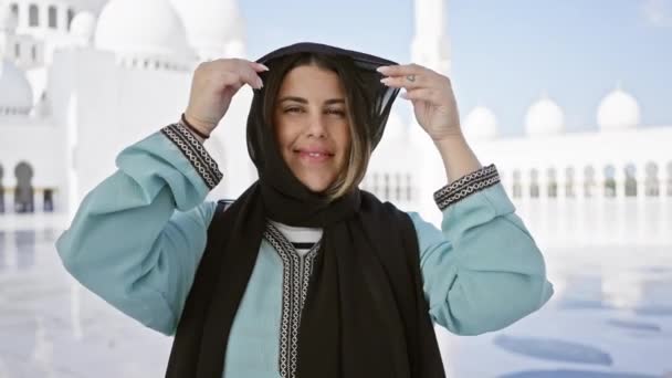 Donna Sorridente Che Regola Hijab Tradizionale Con Cupole Della Moschea — Video Stock