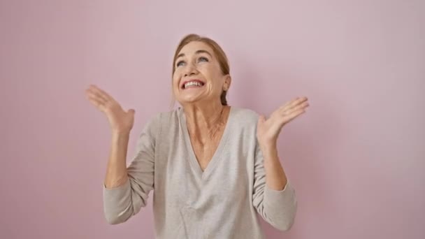 Triunfante Mujer Rubia Mediana Edad Celebrando Alegremente Ganar Con Una — Vídeo de stock