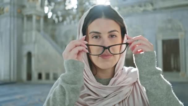 Uśmiechnięta Kobieta Okularach Ubrana Hidżab Wewnątrz Meczetu Stambule — Wideo stockowe