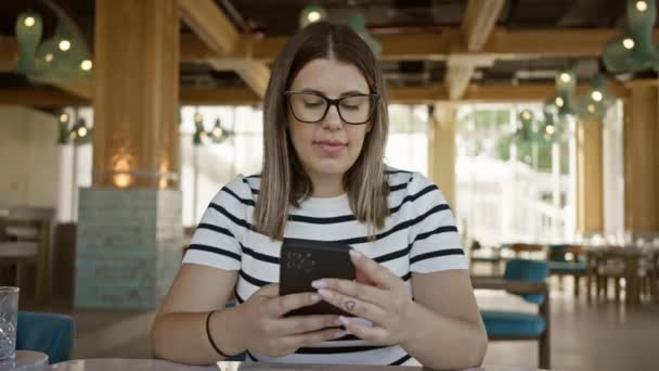 Młoda Kobieta Używająca Smartfona Nowoczesnej Restauracji Kontemplacyjnym Wyrazie — Wideo stockowe