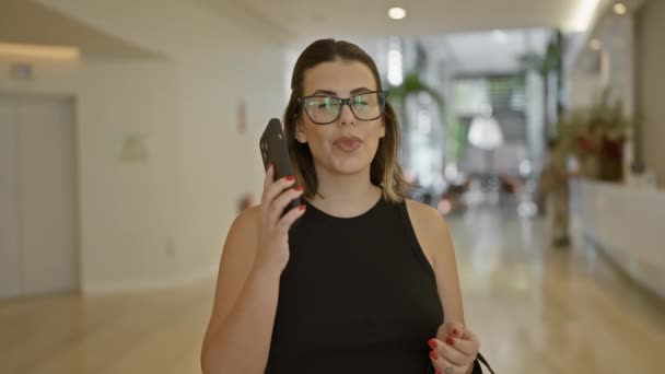 Usmívající Krásná Hispánka Sebevědomě Hovořící Telefonu Zatímco Stojí Moderní Hotelové — Stock video
