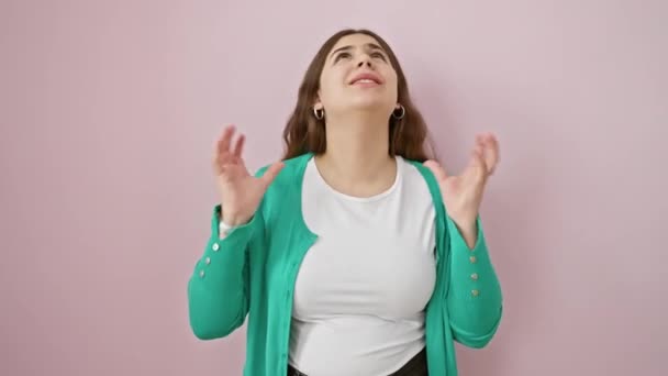 Incensurerad Ung Latinamerikansk Kvinna Armarna Kastade Upp Raseri Ventilerar Hennes — Stockvideo