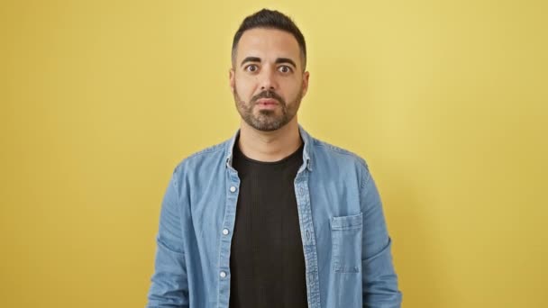 Geschokt Jonge Spaanse Man Denim Shirt Staande Verbazing Ongeloof Expressief — Stockvideo