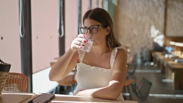 Hermosa Joven Hispana Con Gafas Bebiendo Vaso Agua Una Cafetería — Vídeos de Stock