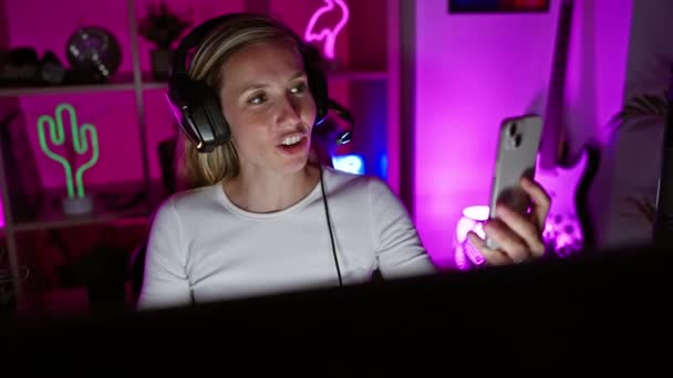 Mladá Blondýnka Noci Účastní Videohovoru Neonově Osvětlené Místnosti Který Zobrazuje — Stock video