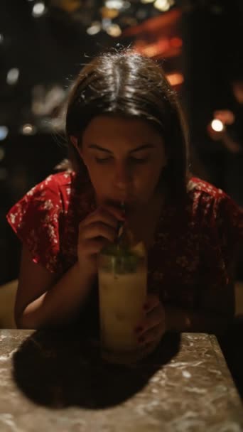 Attrayant Hispanique Femme Acclamations Tenant Cocktail Tropical Avec Sourire Radieux — Video