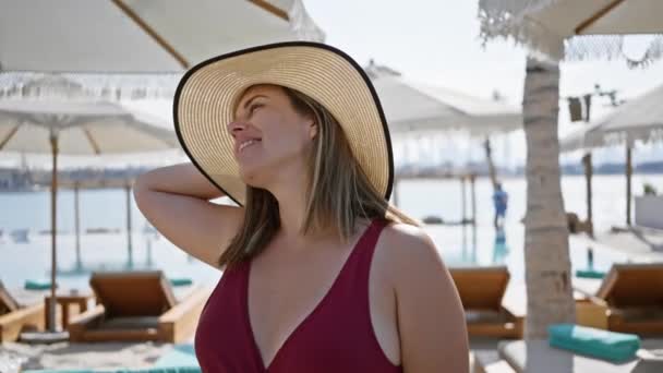 Uma Mulher Sorridente Usando Chapéu Sol Maiô Desfruta Resort Ensolarado — Vídeo de Stock