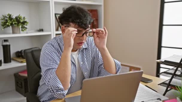 Modern Bir Ofisteki Genç Bir Adam Dizüstü Bilgisayar Kullanırken Yorgun — Stok video