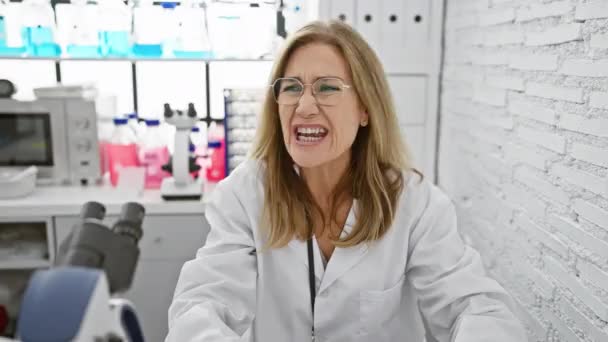 Frustrovaný Blonďatý Vědec Středním Věku Rozpoutává Zuřivý Výkřik Laboratoři Agresivní — Stock video