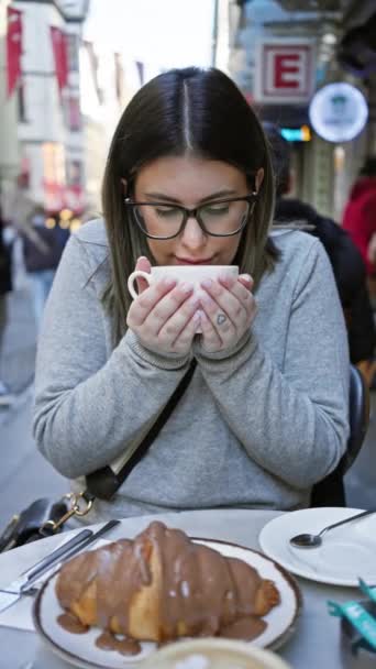 Mujer Joven Disfrutando Café Aire Libre Una Terraza Cafetería Con — Vídeos de Stock