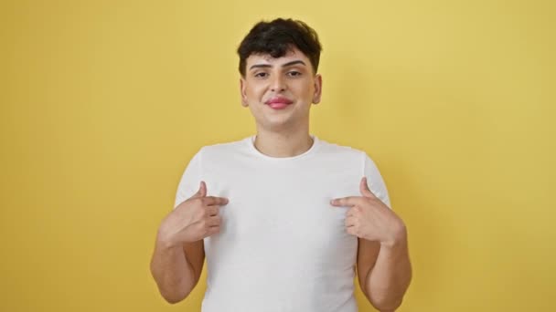 Neşeli Genç Bir Adam Kendine Güvenen Bir Gülümseme Takınıyor Sarı — Stok video