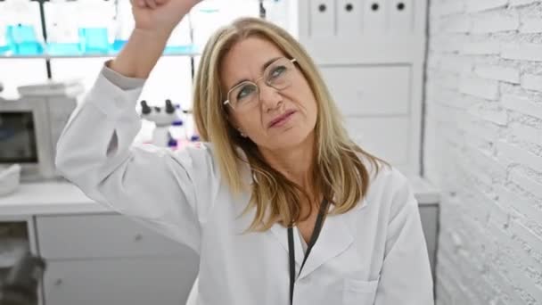中年のブロンド女性科学者は 研究室に座って 額のジェスチャー 涙を流し 侮辱する人々をからかう — ストック動画