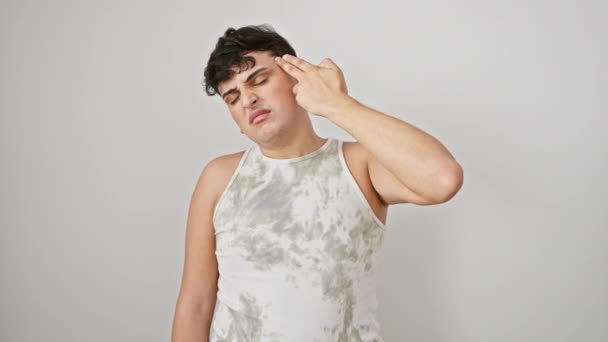Przygnębiony Dorosły Mężczyzna Koszulce Bez Rękawów Udający Samobójstwo Odizolowany Biało — Wideo stockowe
