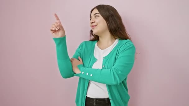 Okouzlující Mladá Hispánka Sebevědomě Odhaluje Tajemství Ukazuje Stranu Jediným Prstem — Stock video