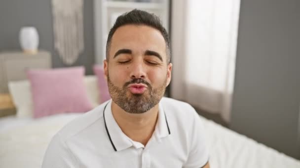 Przystojny Młody Latynoski Mężczyzna Pewnością Dmuchający Miłosny Pocałunek Przed Kamerą — Wideo stockowe
