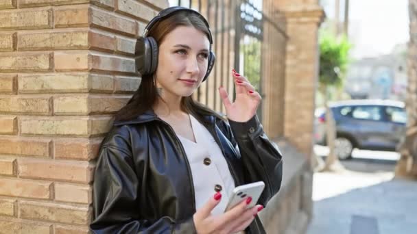 Mladá Žena Ráda Hudbu Sluchátkách Zatímco Opírá Cihlovou Zeď Městských — Stock video