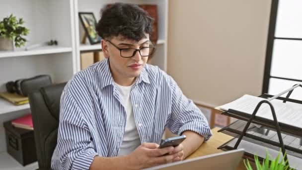Mutlu Genç Bir Adam Modern Ofis Ortamında Akıllı Telefonuyla Iyi — Stok video