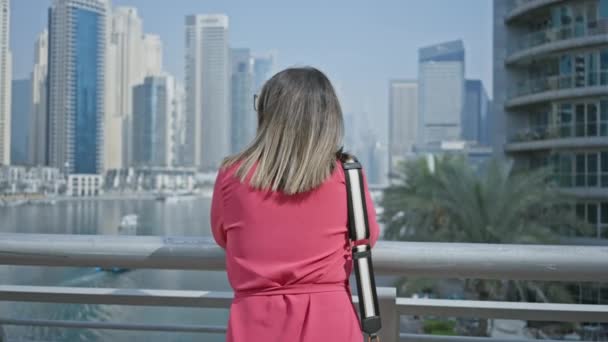 Usmívající Žena Růžových Šatech Výhled Panorama Dubai Marina Nábřeží Slunečného — Stock video