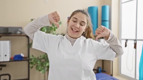 Charmante Jonge Spaanse Vrouw Verpleegstersuniform Die Trots Zichzelf Wijst Naar — Stockvideo