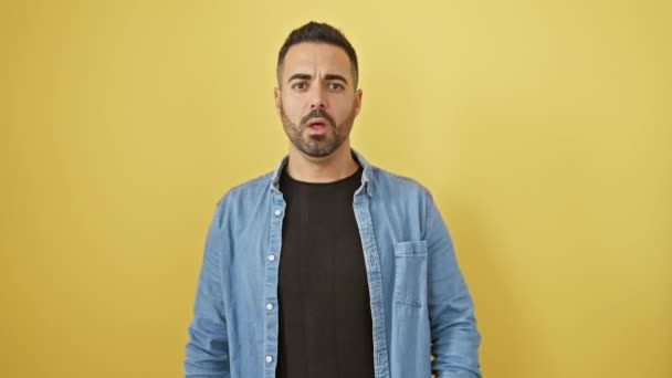 Giovane Uomo Ispanico Camicia Jeans Tosse Forte Sensazione Malessere Bronchite — Video Stock