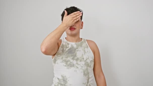 Wesoły Młodzieniec Koszulce Bez Rękawów Radością Zakrywający Oczy Dłonią Zaskakująco — Wideo stockowe
