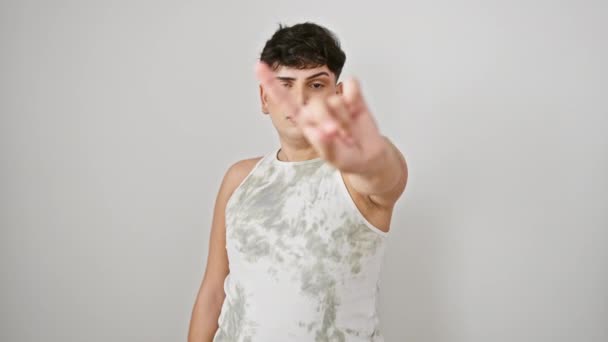 무자비한 티셔츠를 남자가 손가락으로 위쪽을 가리키며 고립된 배경에 제스처가 없음을 — 비디오
