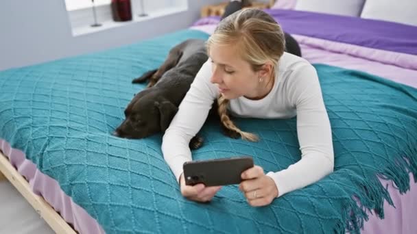 Genç Bir Kadın Siyah Labradoruyla Sıcak Bir Yatak Odasında Deniz — Stok video