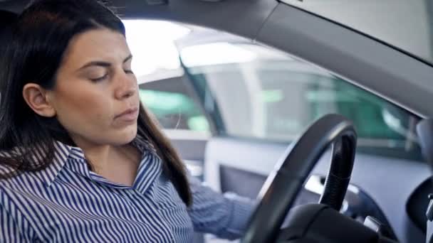 若い美しいヒスパニック女性は駐車場で車を始める — ストック動画
