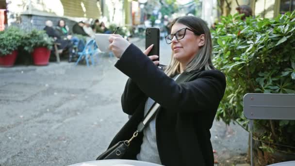 Μια Νεαρή Ισπανίδα Βγάζει Μια Φωτογραφία Smartphone Της Μια Πολυσύχναστη — Αρχείο Βίντεο
