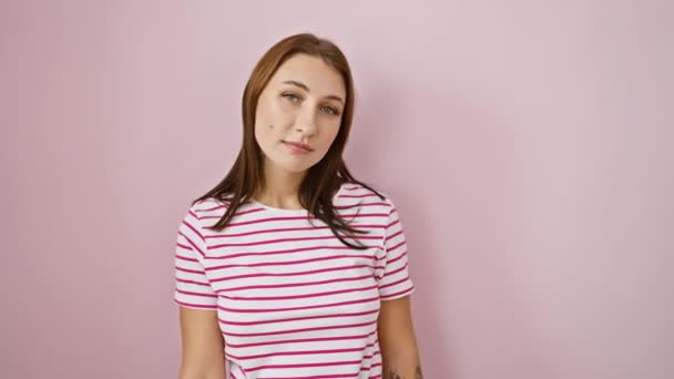Joven Morena Confiada Con Una Camiseta Rayas Hace Gestos Valientes — Vídeo de stock
