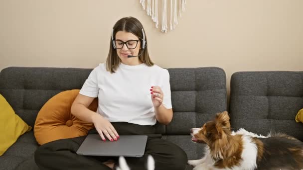 Uma Jovem Focada Trabalha Casa Vestindo Fone Ouvido Com Cachorro — Vídeo de Stock
